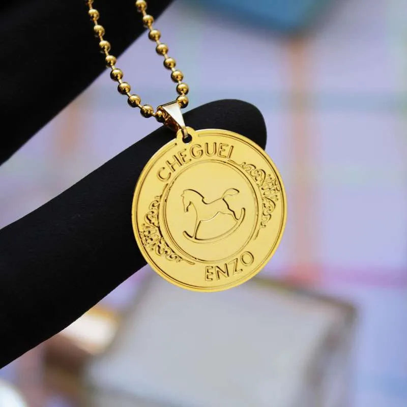 lembrança de nascimento personalizada medalha de metal dourada