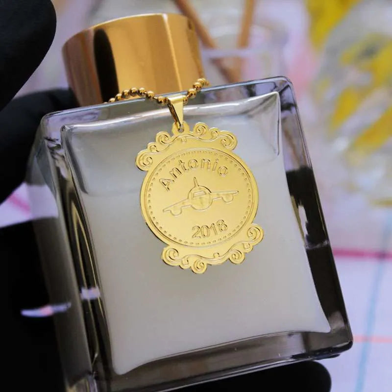 lembrancinha de nascimento medalha personalizada com nome