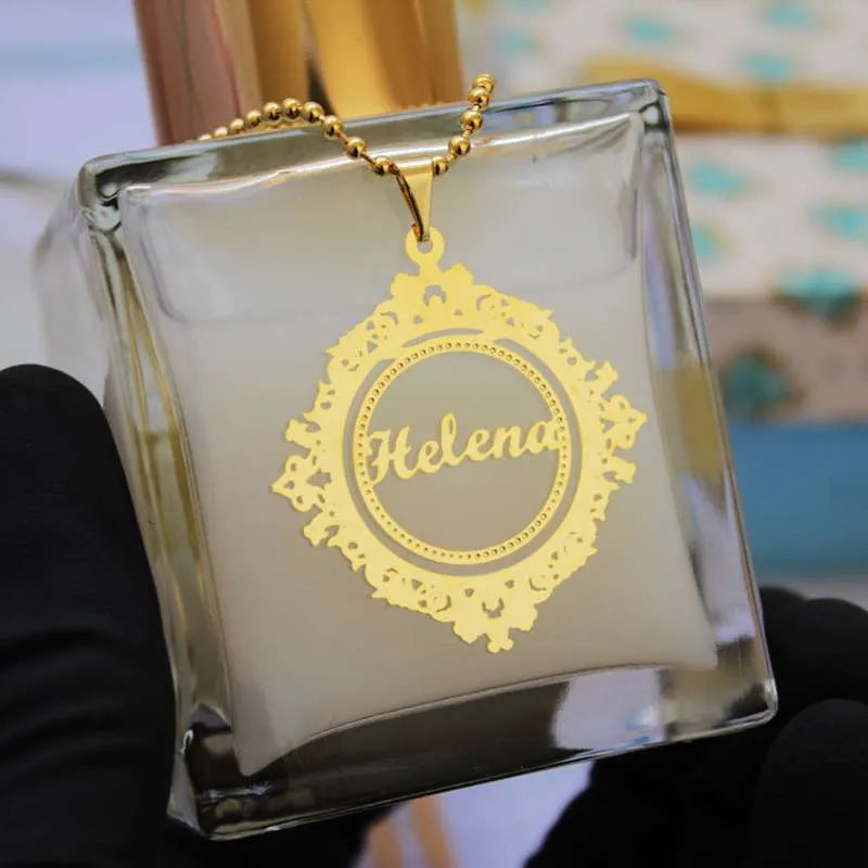 lembrancinha infantil personalizada medalha dourada com nome