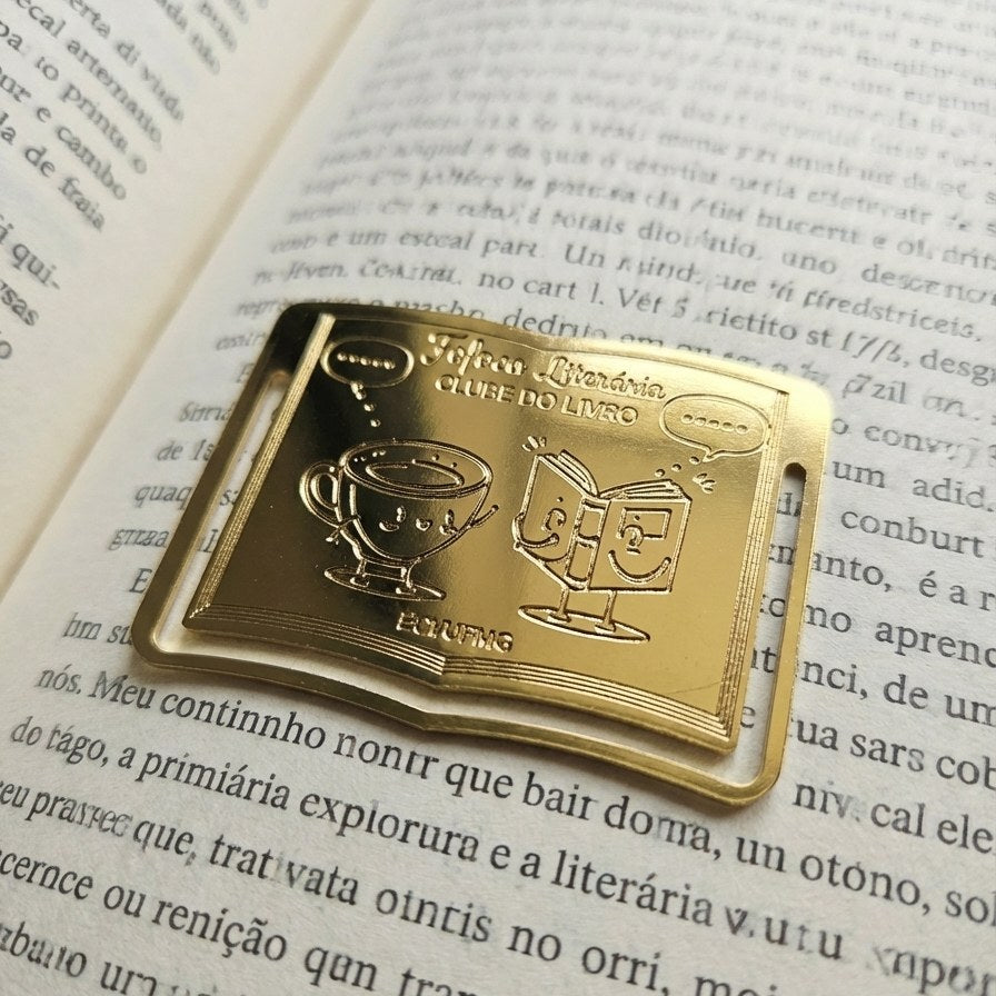 Marcador de página dourado de clube de leitura apoiado sobre um livro aberto