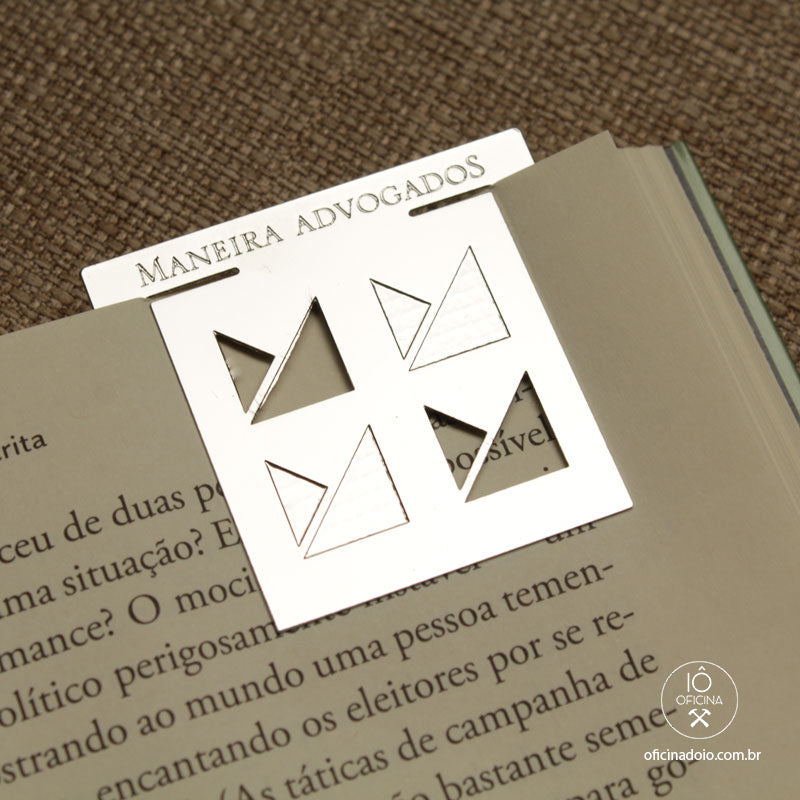 Marcador de livro metálico elegante.