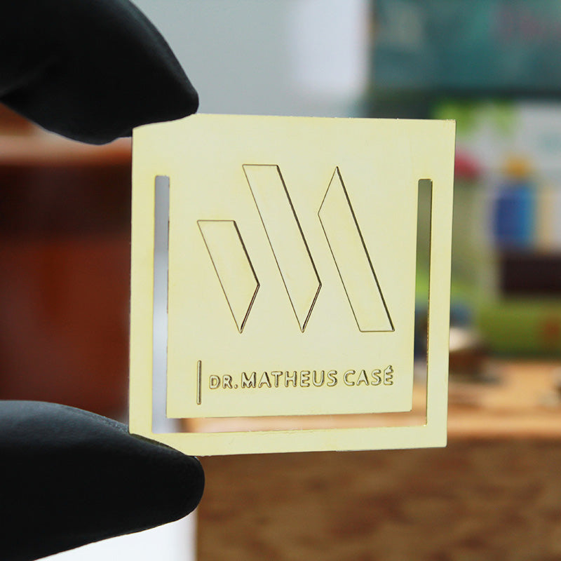 Marcador de página dourado com logo