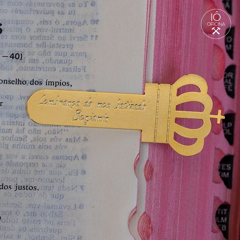 marcador de pagina para lembrança de batizado dourado