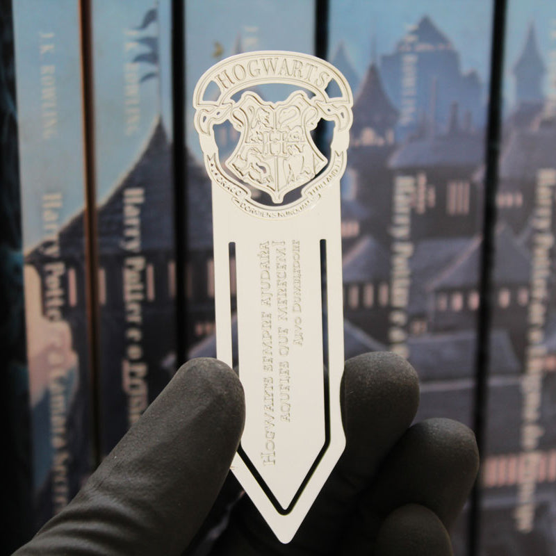 marcador de páginas emblema de Hogwarts prateado