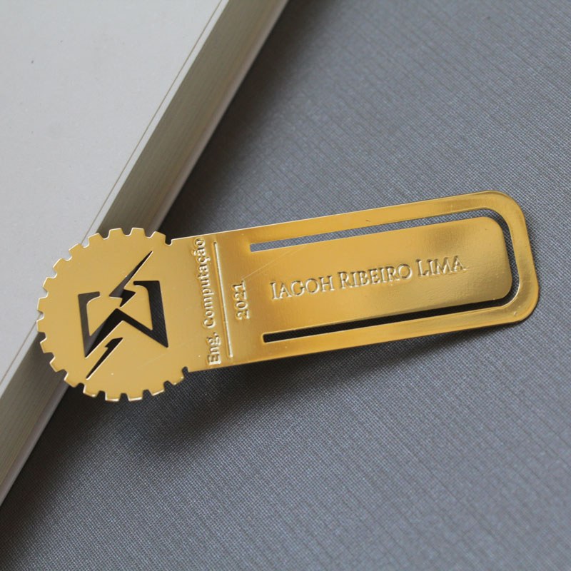 Detalhe do marcador dourado de Engenharia da Computação com símbolo vazado
