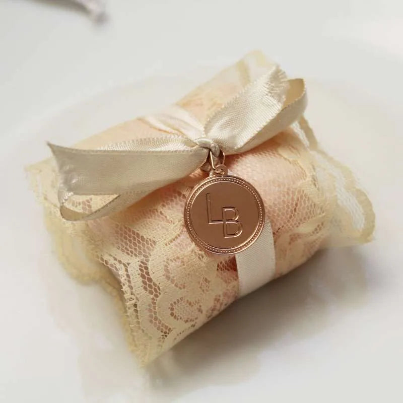 medalha com iniciais para bem casado bc65 rose