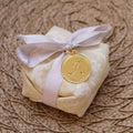 medalha com inicial para bem casados
