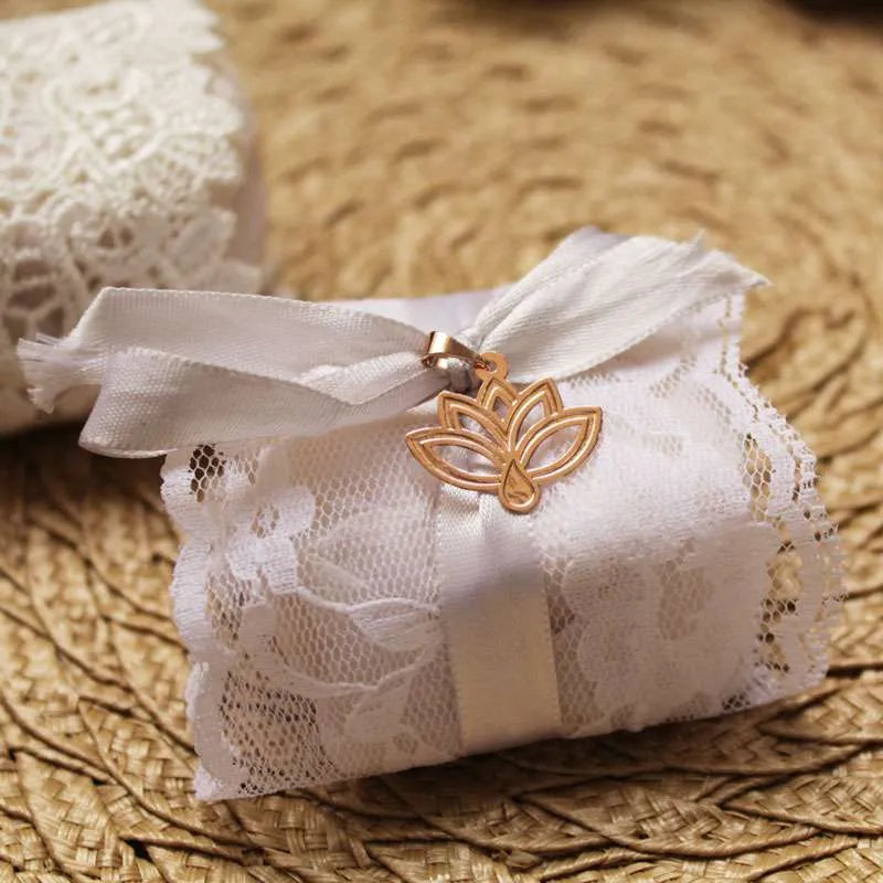 medalhinha de metal para bem casados flor de lotus