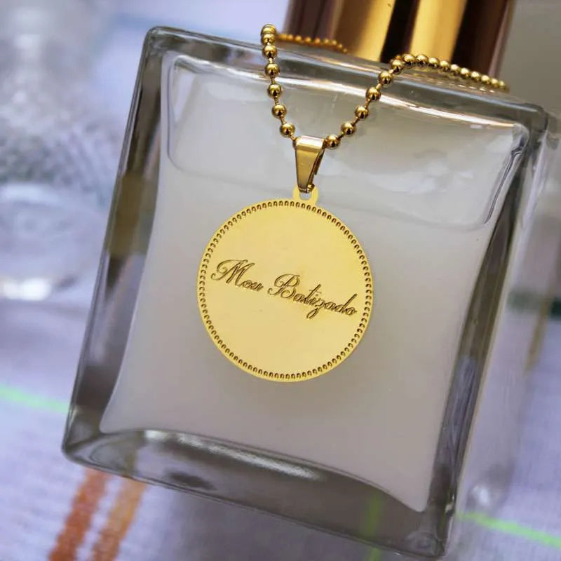medalhinha dourada para lembrança de batizado personalizada