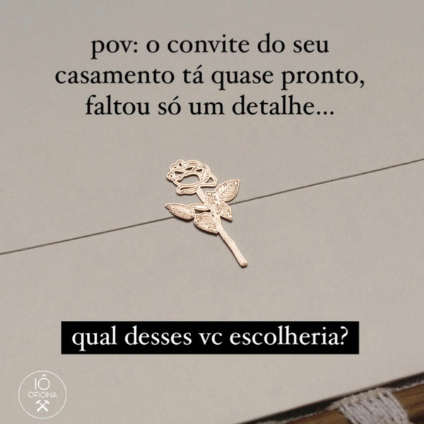 Lacre de metal em forma de rosa num convite de casamento