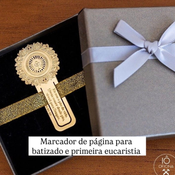 Marcador de página dourado para batizado e primeira eucaristia, numa caixa de presente