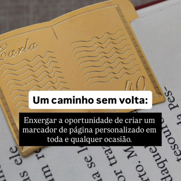 Marcador de página dourado em forma de livro aberto, com nome gravado