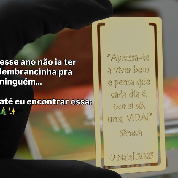 Marcador de página dourado com frase de Sêneca, lembrancinha de Natal
