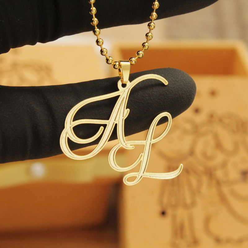 pingente com iniciais para lembrança de casamento personalizada