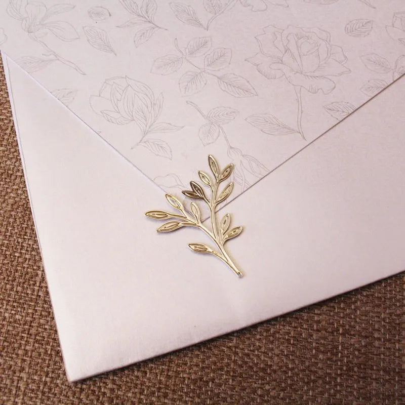 selo para convite em formato de flor metal
