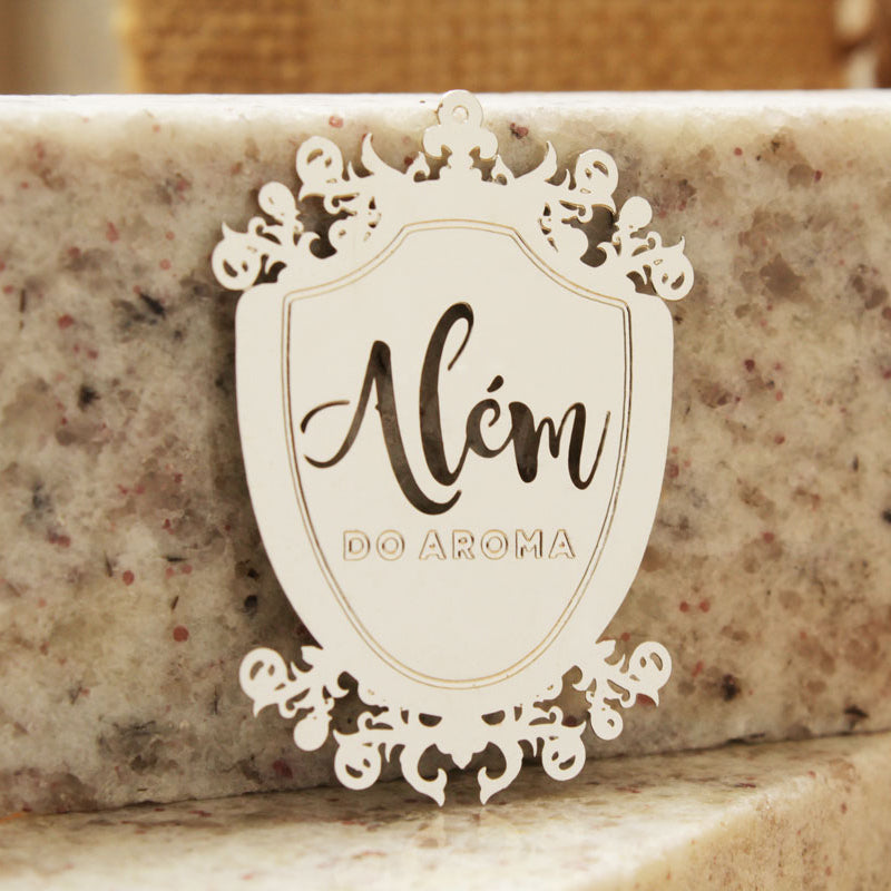tag personalizada com logo feita em metal prata