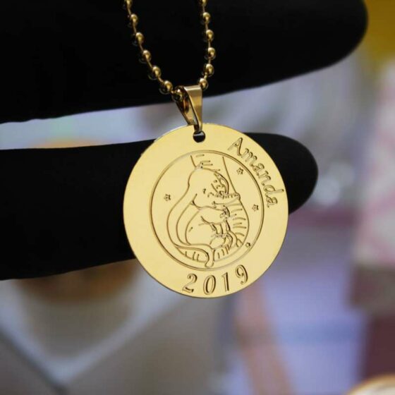 medalhinha de metal dourada personalizada lembrancinha infantil