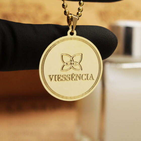 medalha com logo personalizada aromatizador ambiente dourada