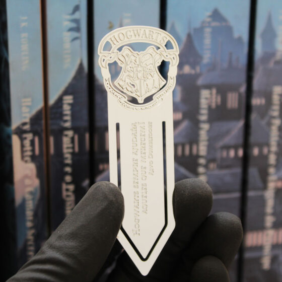 marcador de paginas emblema de Hogwarts prateado